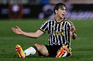 电竞世界杯-尤文官方：米雷蒂右大腿半腱肌轻度损伤，将在10-15天后复查