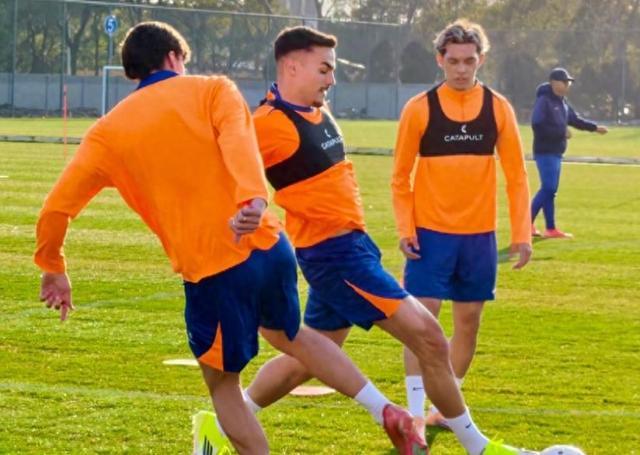 记者：阿尔瓦罗正常参加合练，首轮联赛应该是具备出场条件的